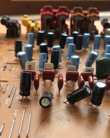 電阻、電容、電感、水晶振盪器、連接器等